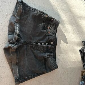 Woman’s Levi shorts size 28
